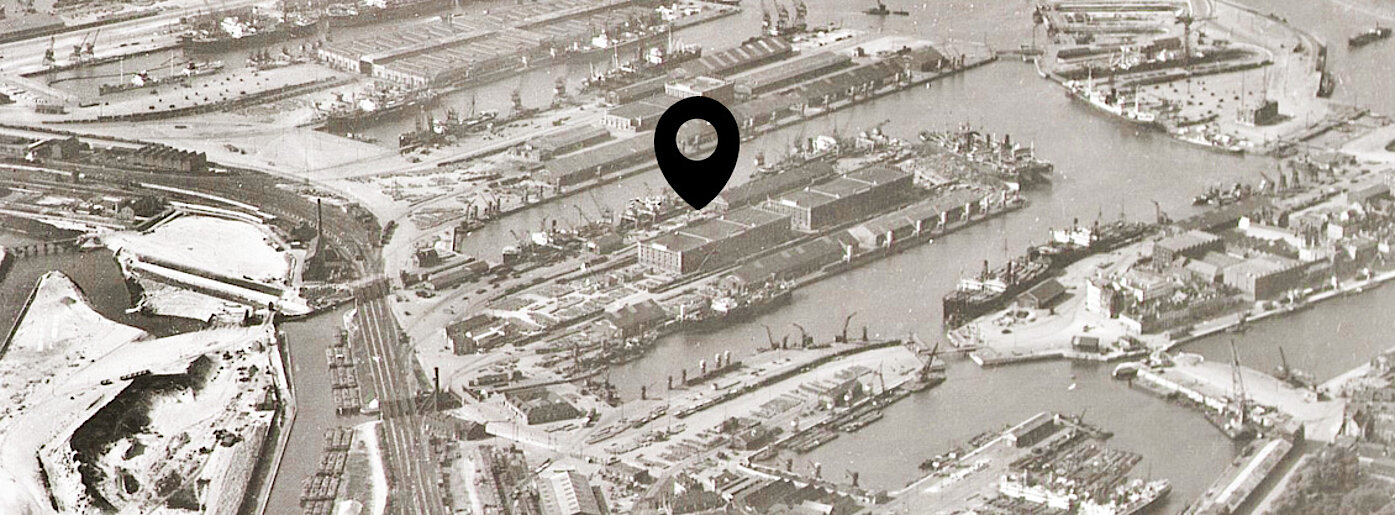 Le môle 1 en 1936 avec les entrepôts des sucres jumeaux. Seul celui de gauche a survécu à la Seconde Guerre mondiale. Devenu Halle aux Sucres au début du XXIe siècle, il abrite aujourd'hui le CMUA. Endommagé par les bombardements, le second entre