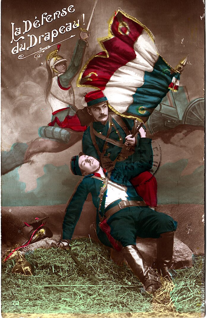 Image de propagande colorisée intitulée "la défense du drapeau", un soldat français tenant le drapeau et un compagnon d'armes évanoui dans ses bras